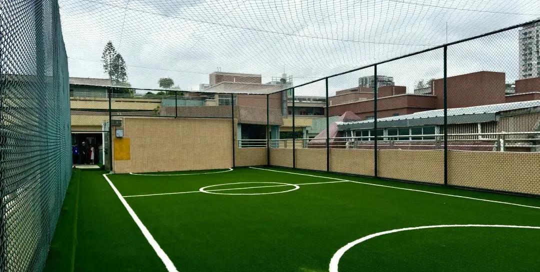 楼顶体育场再现，近日苏州吴县中学浒关校区落成，大家看到这所新建高中学校的户外操场