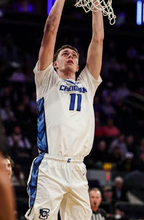 NBA夏季联赛冠军赛，黄蜂83-78击败国王。

此役黄蜂34号秀卡尔克布伦纳高