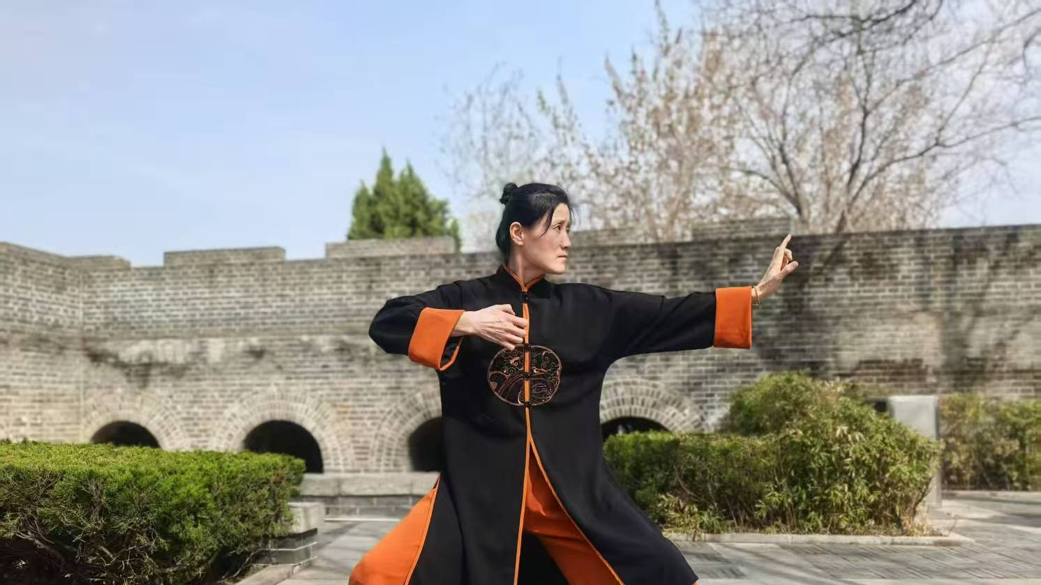 潍坊市民晨练圈兴起 "太极热"