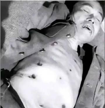 1949年淮海战役中，国民党悍将邱清泉被击毙，上衣被解开身上露出7个弹孔
194