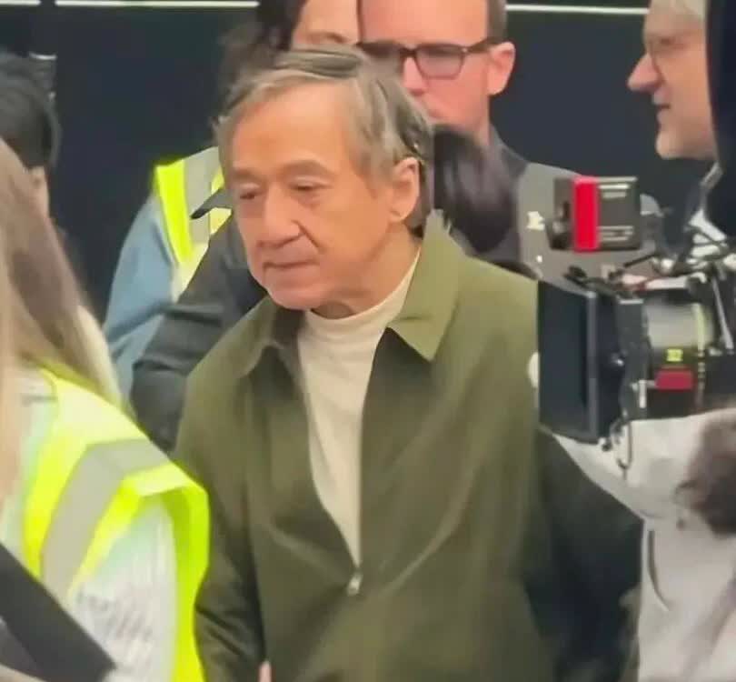 70岁成龙在美国近照曝光，满头白发老的真实！曾经那个在银幕上英姿飒爽的功夫巨星，