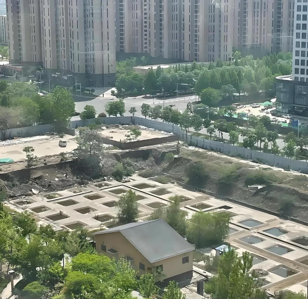 7月10日，美华频道从市问政平台获悉，玖玺南商业地块已闲置10年之久，一直未曾建