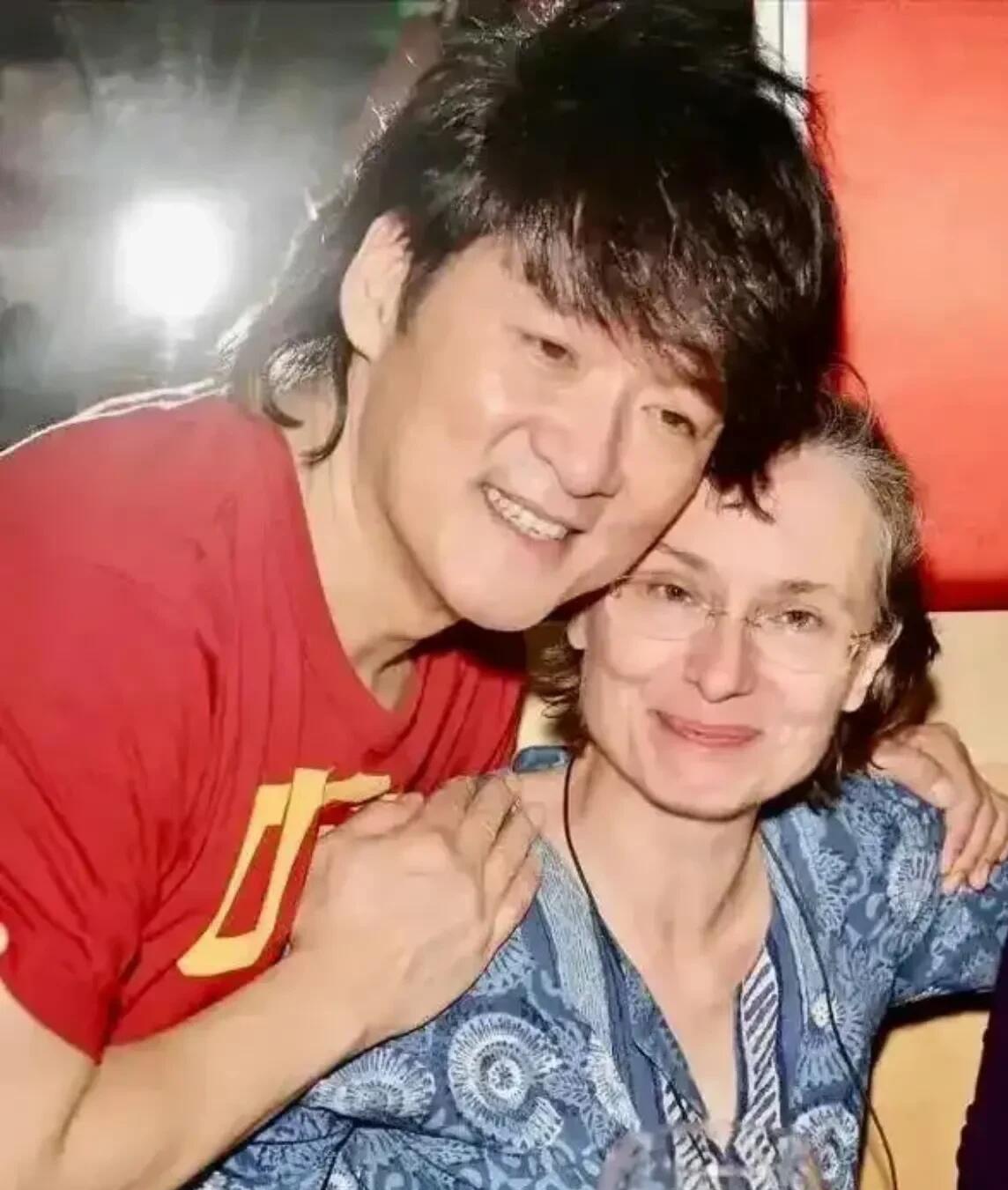 这是娱乐圈里最恩爱的一对，周华健和妻子康粹兰结婚几十年了，从未听过有绯闻，妻子看
