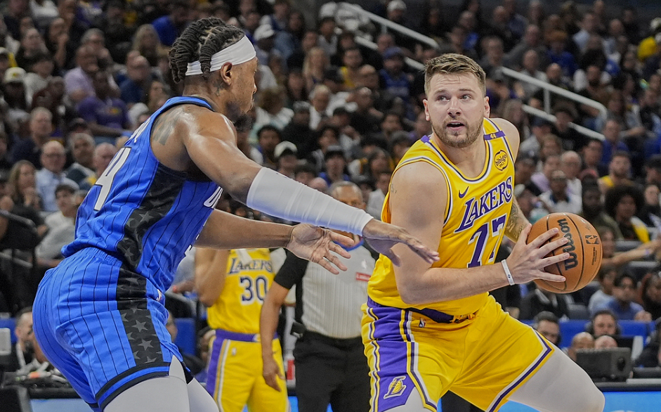 北京时间3月25日，NBA常规赛湖人106-118不敌魔术，遭遇三连败。上半场双