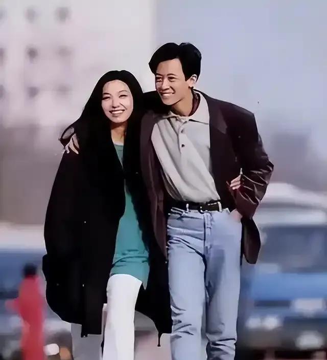 “要不是贾玲来了，我杀他的心都有。”杜梅攥着水果刀红着眼嘶吼的样子，是不是刻在你