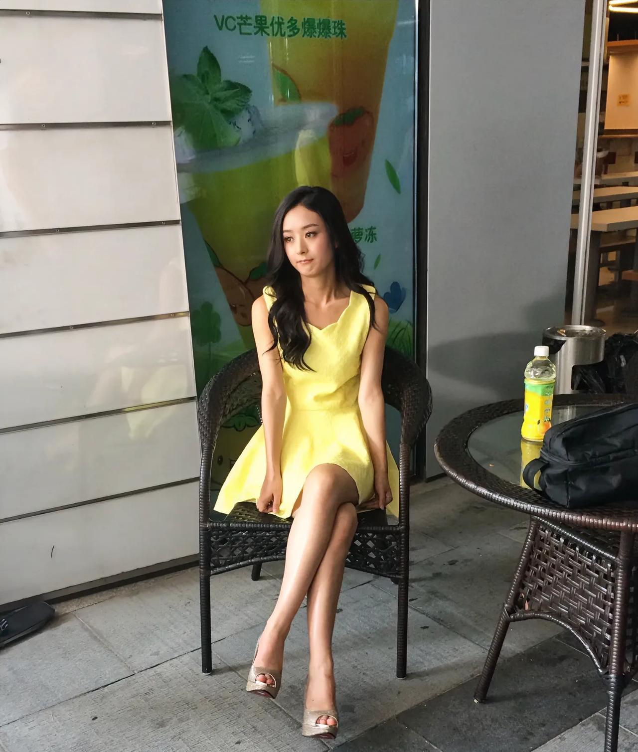 见过这么青涩的赵丽颖吗？
那时候她看着很单纯！