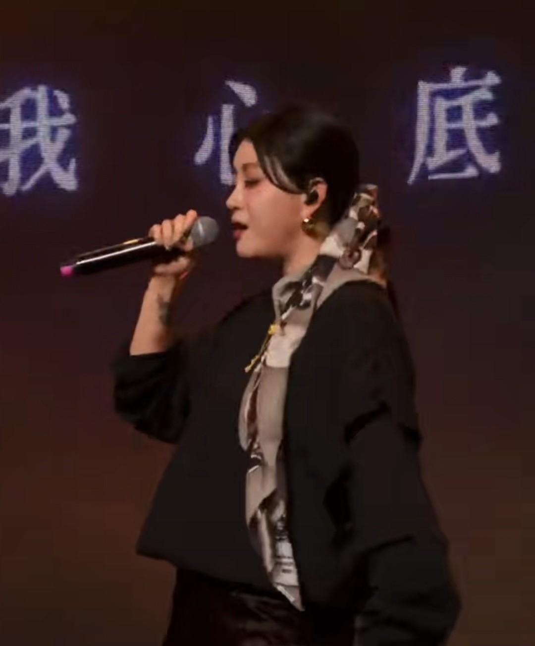 “李嘉格”这个名字听着格外熟悉，细细回想才恍然大悟——原来她就是那首耳熟能详歌曲