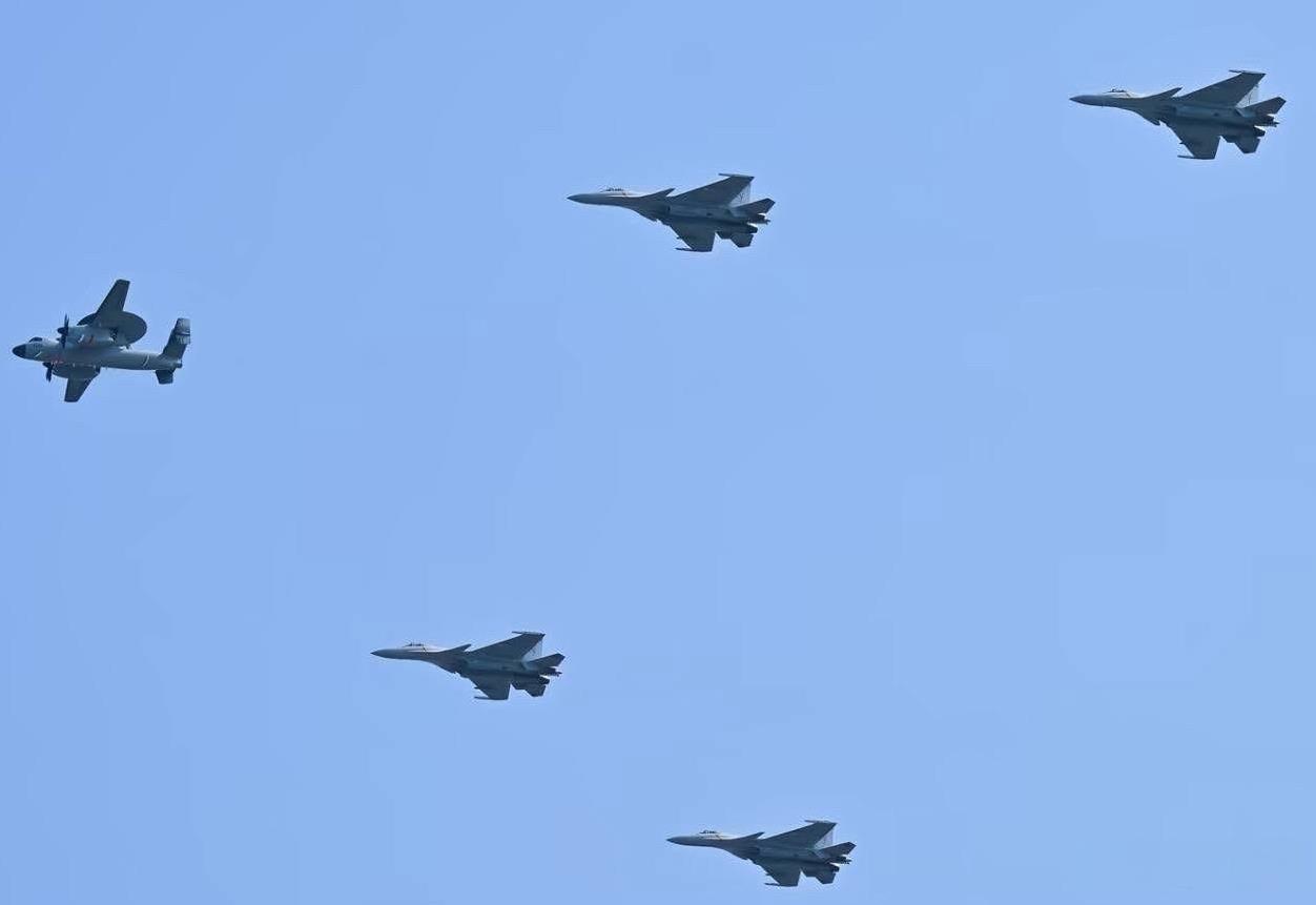 解放军海军 “福建” 号航母 ( CV-18 ) 未来舰载机编队阵容，分别为KJ