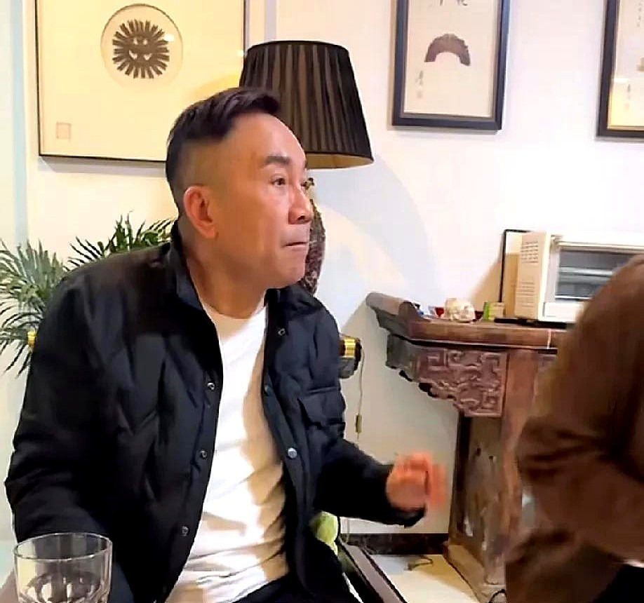 杨议接棒侯耀华扫墓











这事儿太离谱了！63岁的杨议以后每年都
