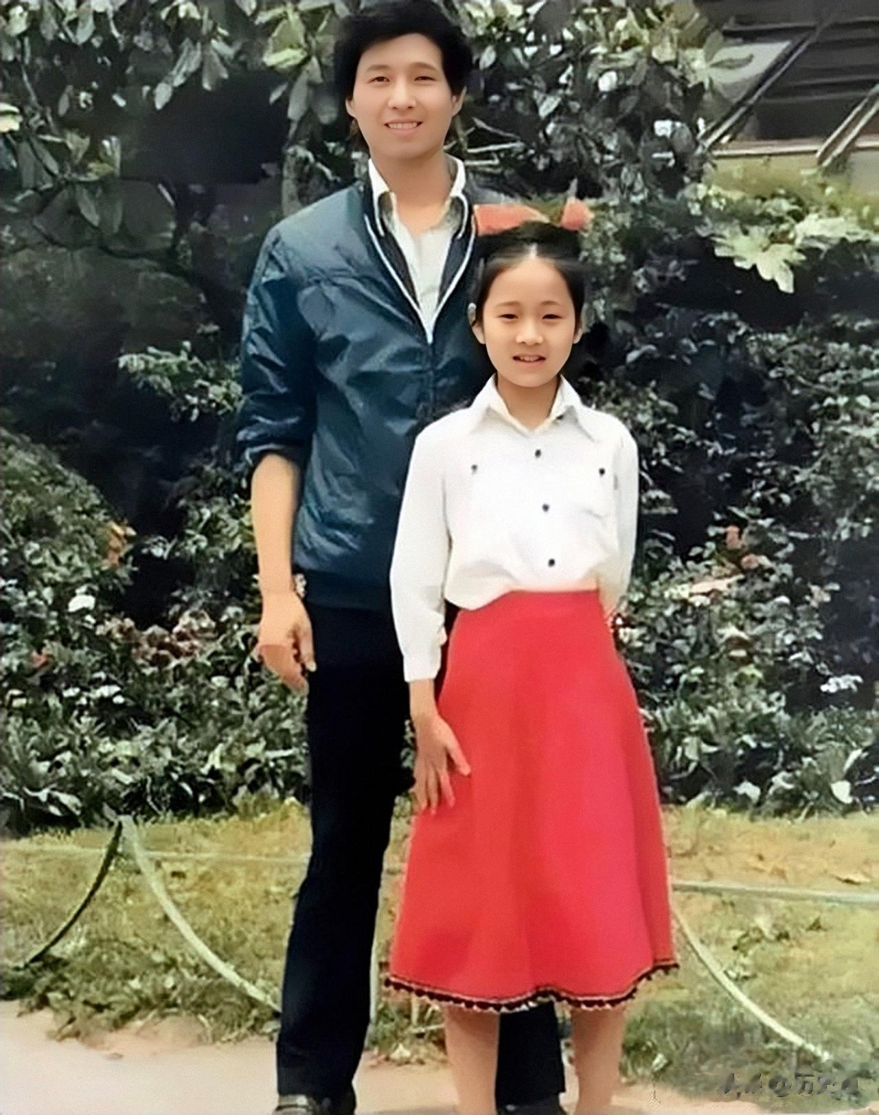 这位颜值很高，穿着红裙子的小女孩后来成为妇孺皆知的大明星。小时候，她的家境并不富
