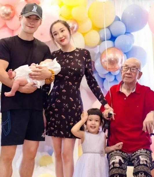 严屹宽拒绝富婆包养











富婆出价一个亿包养严屹宽，不用努力，直