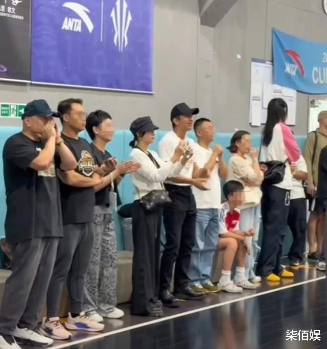 孙俪邓超看儿子等等篮球比赛，拍照鼓掌满脸骄傲，周围人表情淡漠