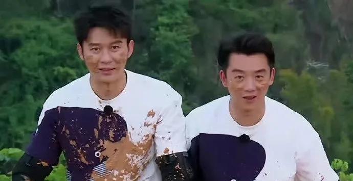 #李晨郑恺背着跑男团去冲浪了# 笑不活了！原来你们说的“冲浪”是这波特效操作啊[