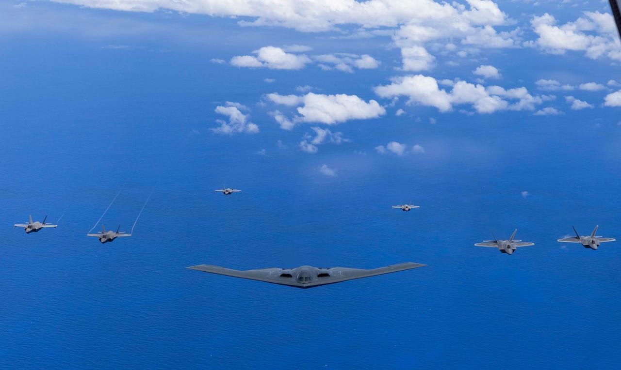 B-2轰炸机“声东击西”！福克斯揭露美军秘密行动内幕。
福克斯新闻记者珍妮弗·格