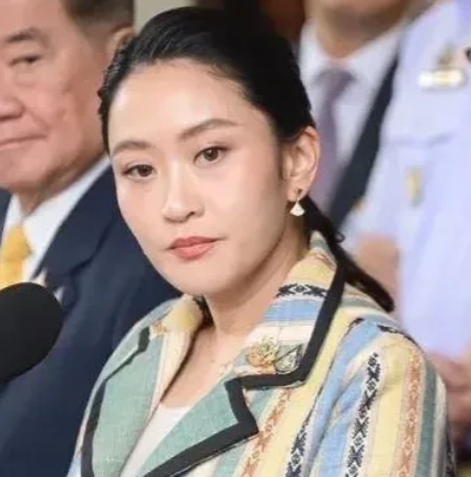 虚惊一场，佩通坦没事了。
泰国国王已经批准了新的内阁名单，佩通坦还是总理，同时还