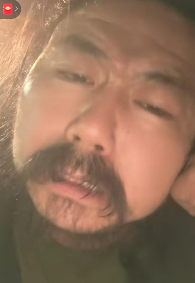 看到网友说胡雷真会演戏，还喜欢抱小闺女我忍了
看到胡雷依然在开直播？收礼物我也忍