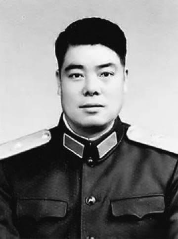 1943年，新四军副营长误入敌人阵地，他见跑不掉了，索性进入敌军阵地，还大声问敌