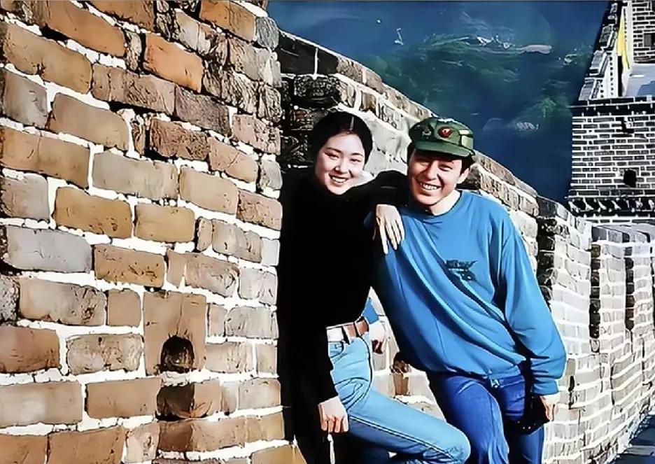 1989年，长城墙砖见证了一段特别的留影。照片里，一人黑衣牛仔裤，俏皮抬腿、手臂