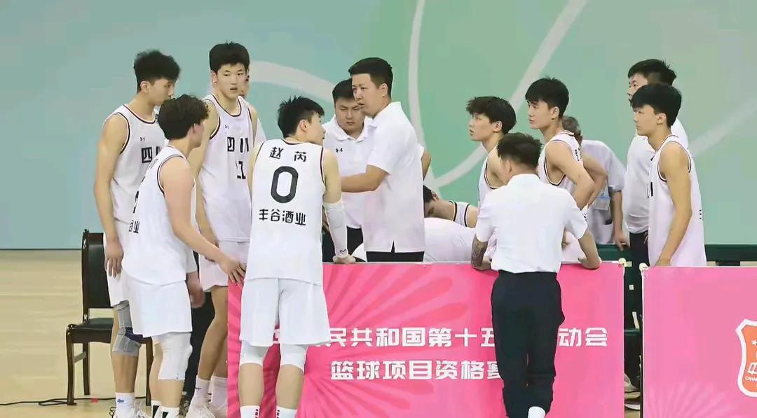 全运会u22男篮比赛最丑陋的一幕诞生，四川队被罚下的球员4个，根本就凑不齐5人，