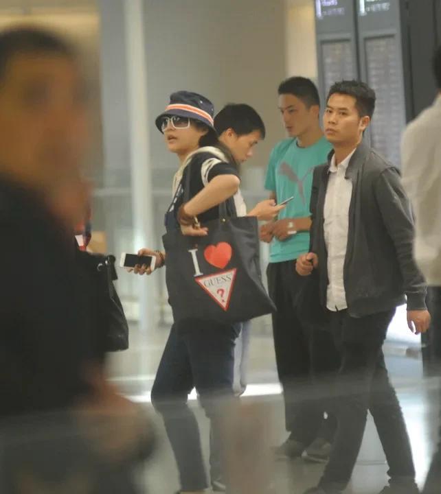 水木年华怒怼郝蕾不够专业 水木年华怒怼郝蕾不够专业，这事儿可真让人捉摸不透。
在