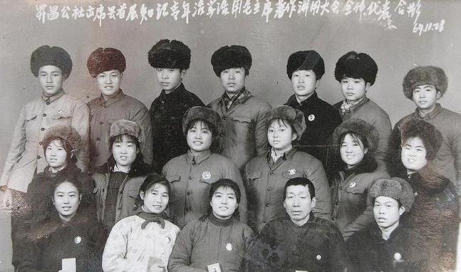 1973年，女知青黄丽萍携农村丈夫归宁波父母家，刚进门，丈夫瞧见墙上照片即大惊，