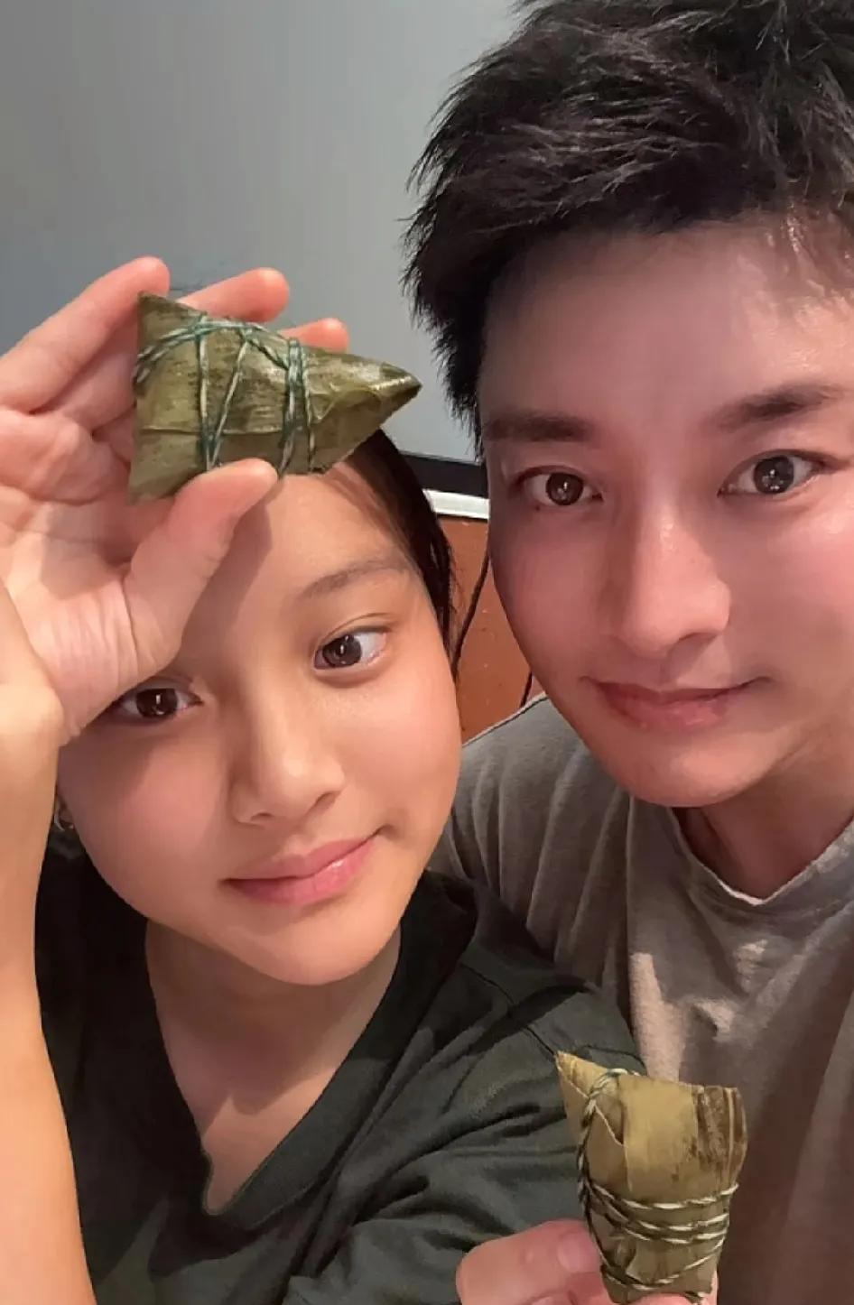 贾乃亮晒出自己和女儿甜馨的端午节照片合影，不得不说基因真的好强大，甜心简直就是贾