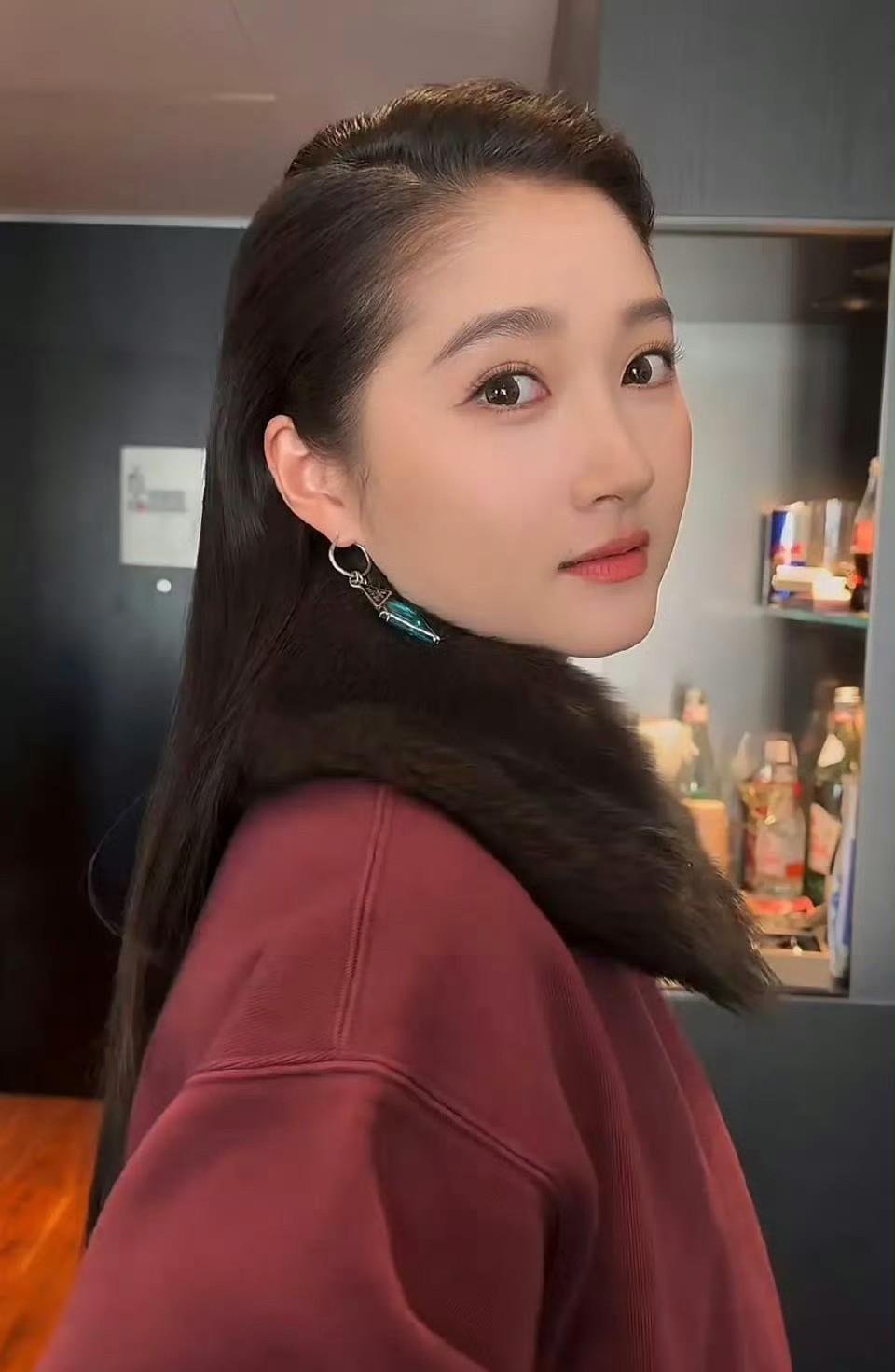 我的天，关晓彤这身造型怎么回事？Prada怎么给她搭得这么老气，简直是造型翻车现