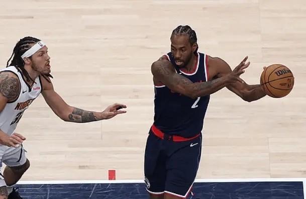 #NBA# 小卡之所以不突进去  是因为裁判不给哨了  所以进去很可能失误被掘金