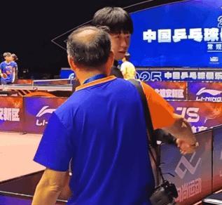 王楚钦跟摄影师摇手手，和小牛聊天，两人要准备打一场了。  



18点乒超联赛