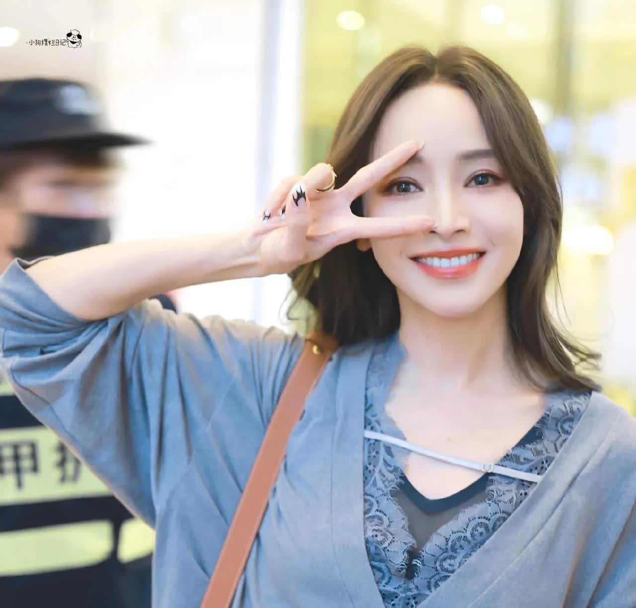 虽然说侯佩岑演戏不怎么样，

唱跳不怎么样，

但有一样却很有天赋，
