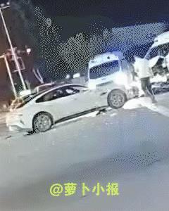 小米汽车又撞出新高度，竟然跟120救护车怼上了。
网友10月7日发布视频，具体发