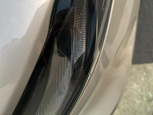 蔚来ET7右后尾灯有裂纹
有触感，灯底部内部像是有掉漆现象，无触感，叶子板和灯的