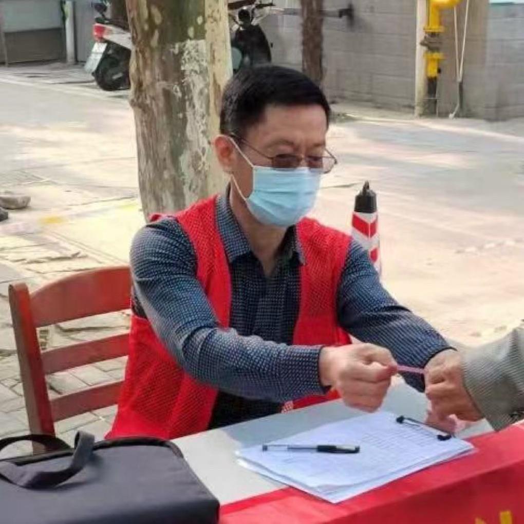 退休之后，在家闲得发慌，老想着出去谋个事情做。
可儿子和儿媳极力反对。他们说：“