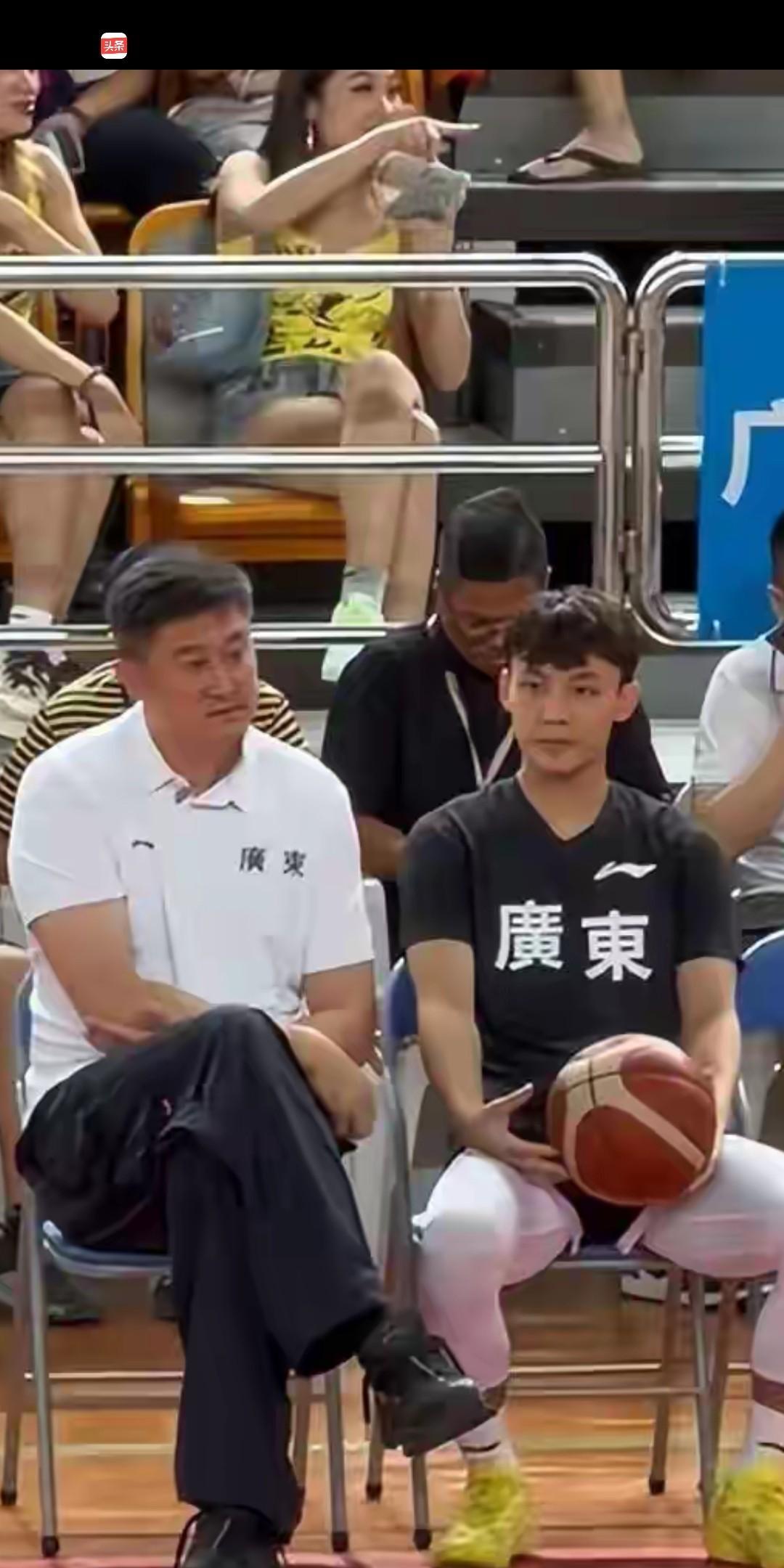 任骏飞下赛季彻底不打退出，胡明轩接受教训，越来越低调，成熟，已经退出一哥竞争。杜