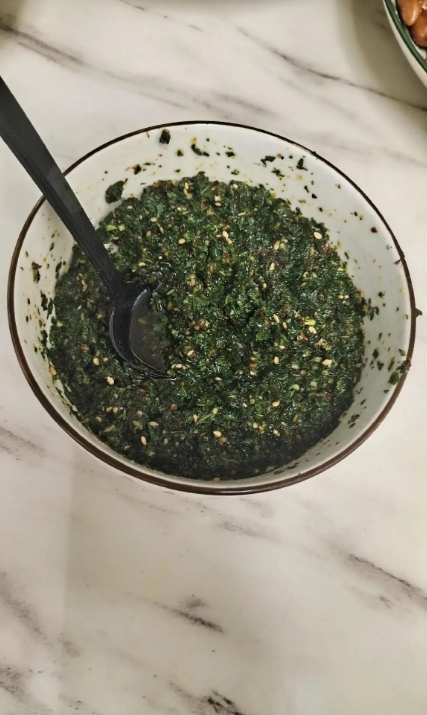 不减肥了！馍夹香椿，简直把人馋哭。本来说好晚上只吃黄瓜和番茄的，我婆婆一把这些端