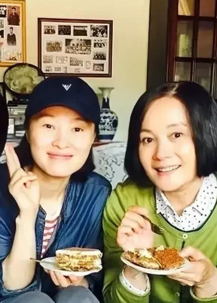 左边的是大美女吴越，右边这位美女是谁？温文尔雅，气宇不凡！她也是演员吗？有谁认识