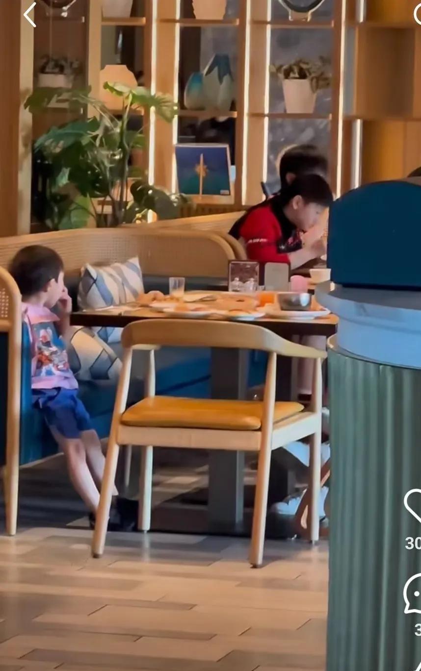 莎莎吃了早饭，就去上训了。
今天是国乒抵达横滨的第二天，莎莎和队友一起吃早饭，这