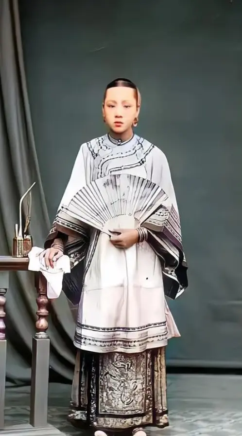 1864年，李鸿章侍妾留影，当时才16岁，樱桃
你可能不敢相信，这张照片里的年轻