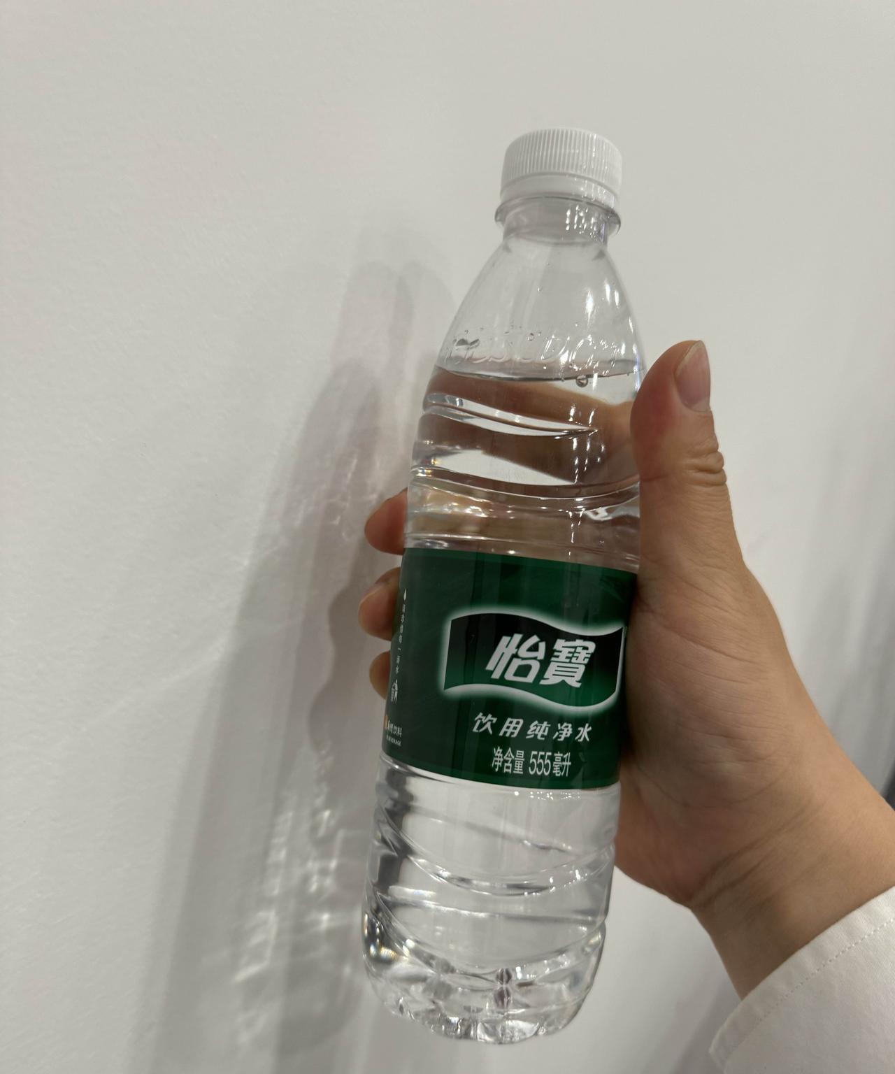 夏天是用水高峰期.怪不得说农夫山泉一天要卖掉一个西湖的水量！
我看南京路上大家都