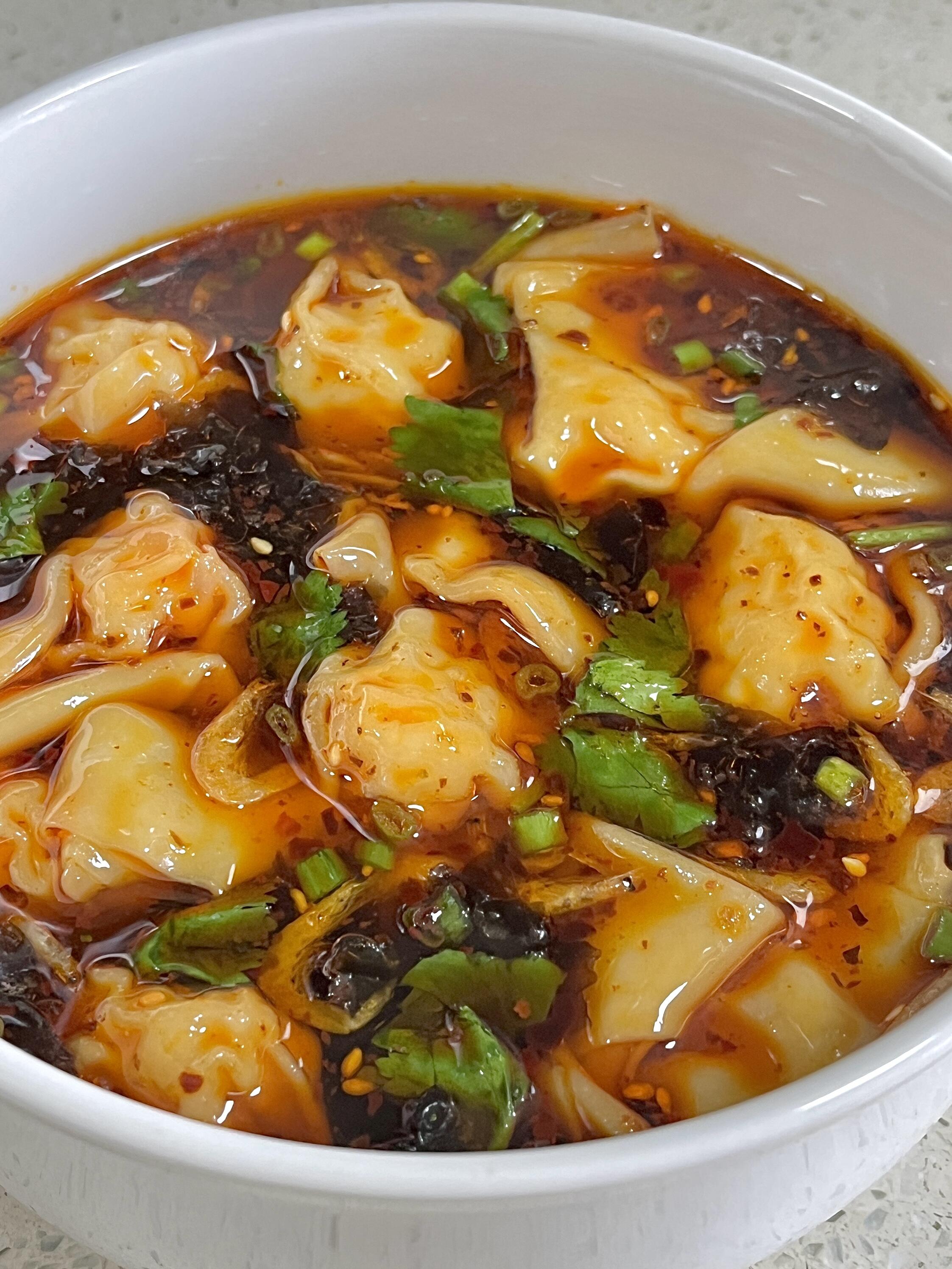 上次很多姐妹让我出馄饨的包法，今天它来啦～
10分钟搞定的酸汤馄饨，一口一个鲜嫩