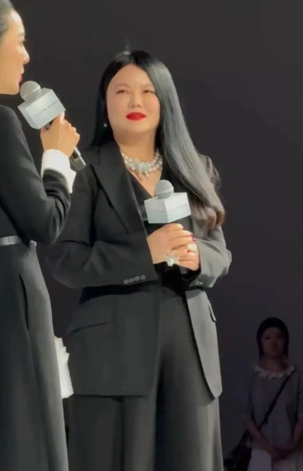 李湘胖到180斤，但这不影响她会打扮，一身黑色西服套装气场强大似女王！

李湘的