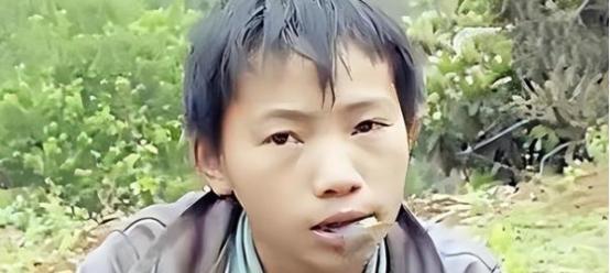 2006年，广西6岁男孩父亲意外离世，母亲弃他而去，他靠吃野菜为生，未曾想，14