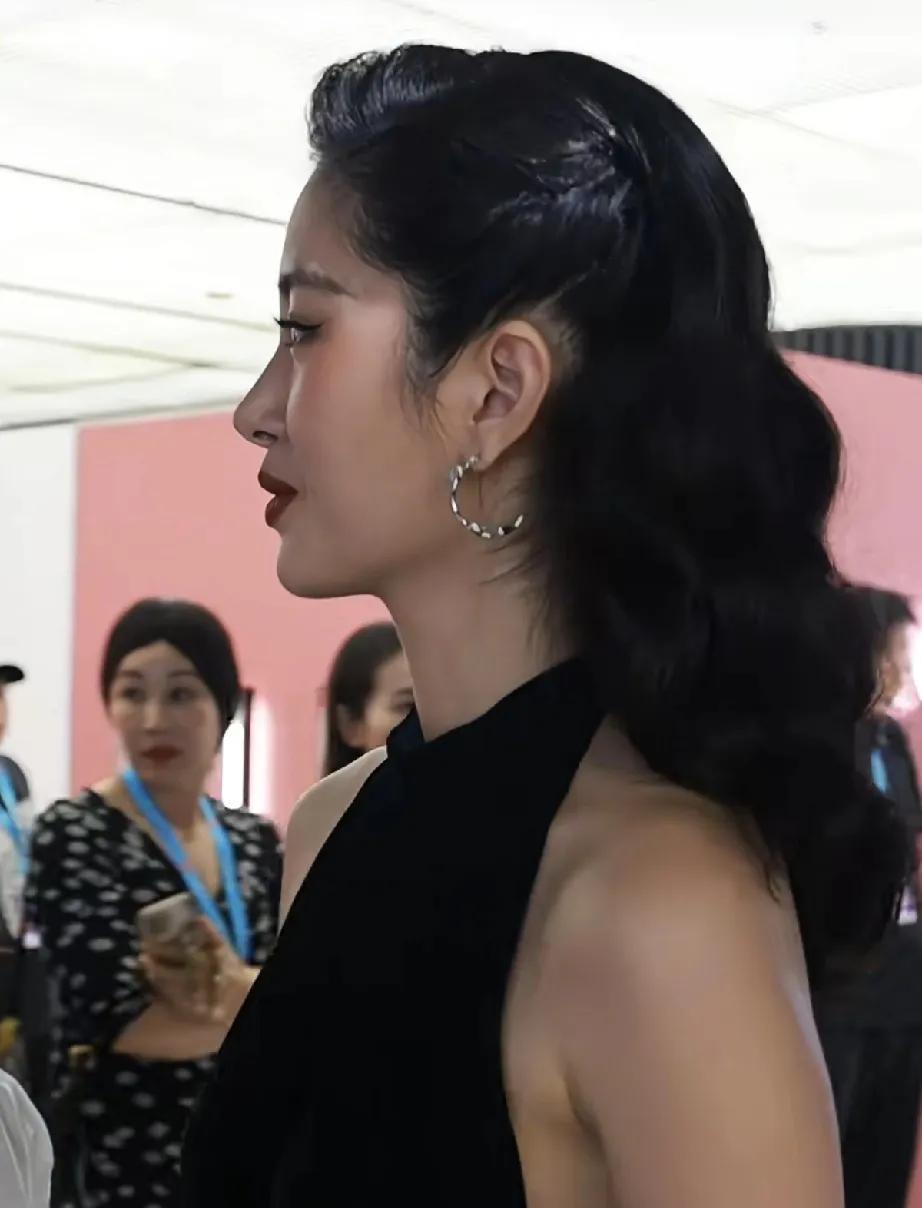 乍一看以为是刘亦菲呢，果然美女都是相似的。