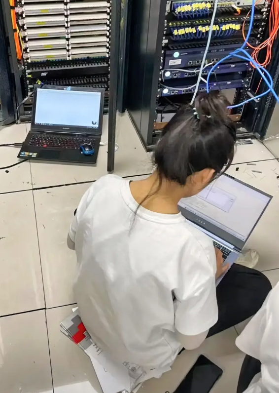 重庆忠县人，去年刚毕业，现在重庆一家公司实习，工资不高3000左右，五险一金。毕