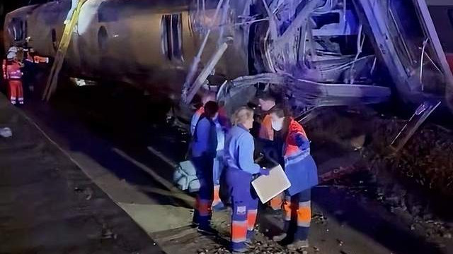 西班牙双高铁深夜相撞，21人遇难现场惨烈，多国领导人致电慰问