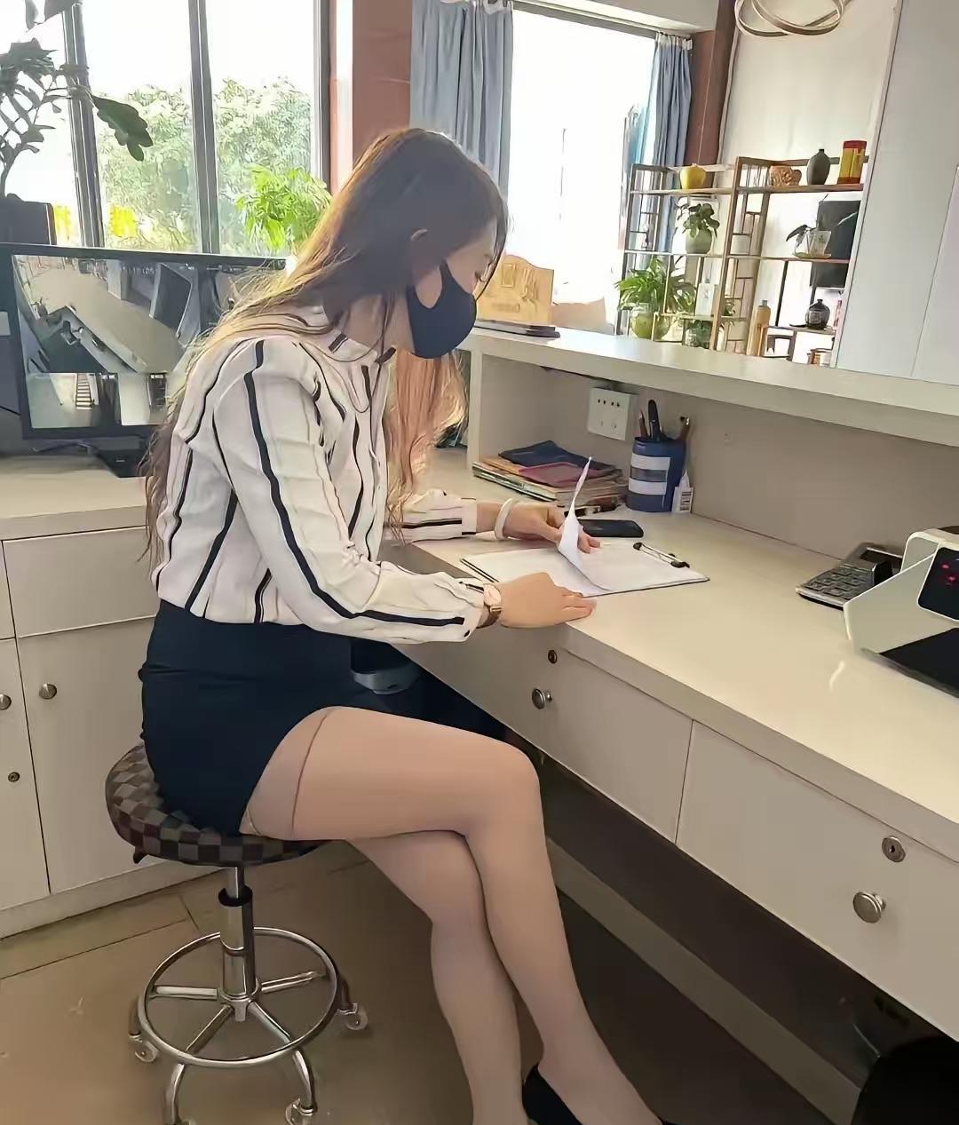 每次查员工考勤表就很生气……为什么非要迟一两分钟[苦笑]<br />
<br /