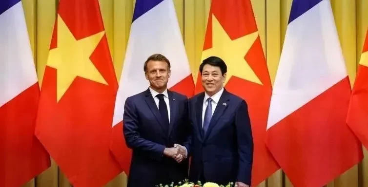 马克龙去越南刷存在感











---











气炸了