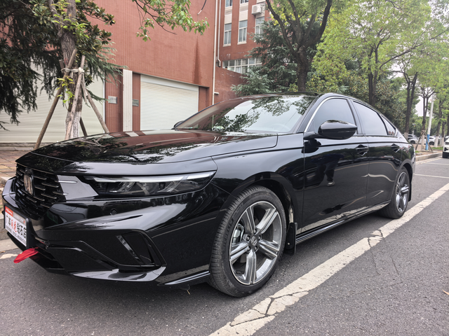 说说雅阁尊贵的优缺点吧
我先来车漆薄，吃胎