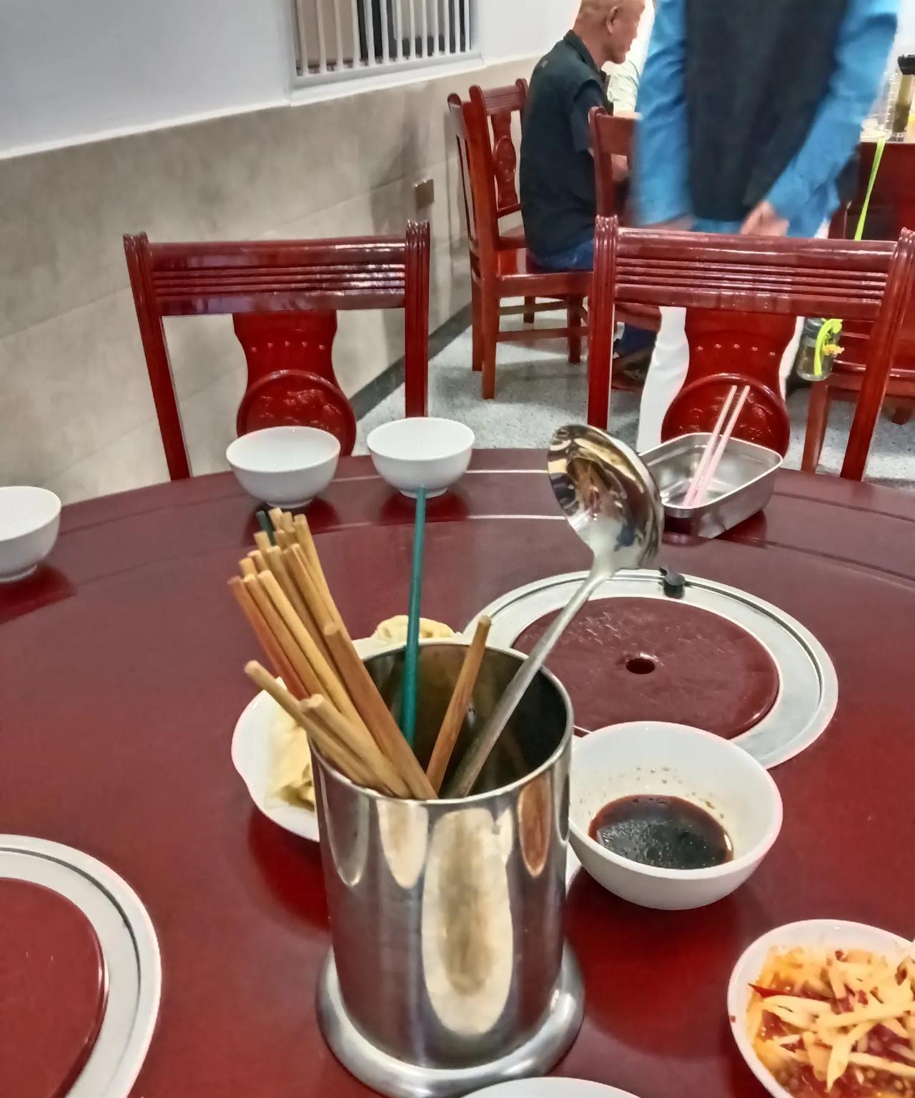 花坪之行（12）
出门在外，千奇百怪，人多事多，个性使然，十只筷子有长短。没几天