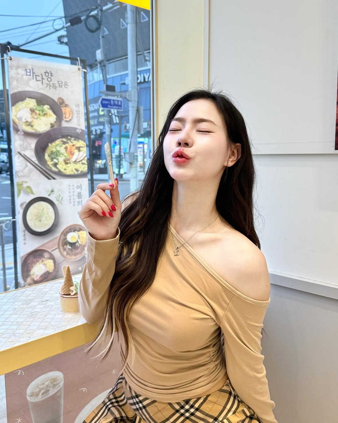 妹子们也爱拍丑照
